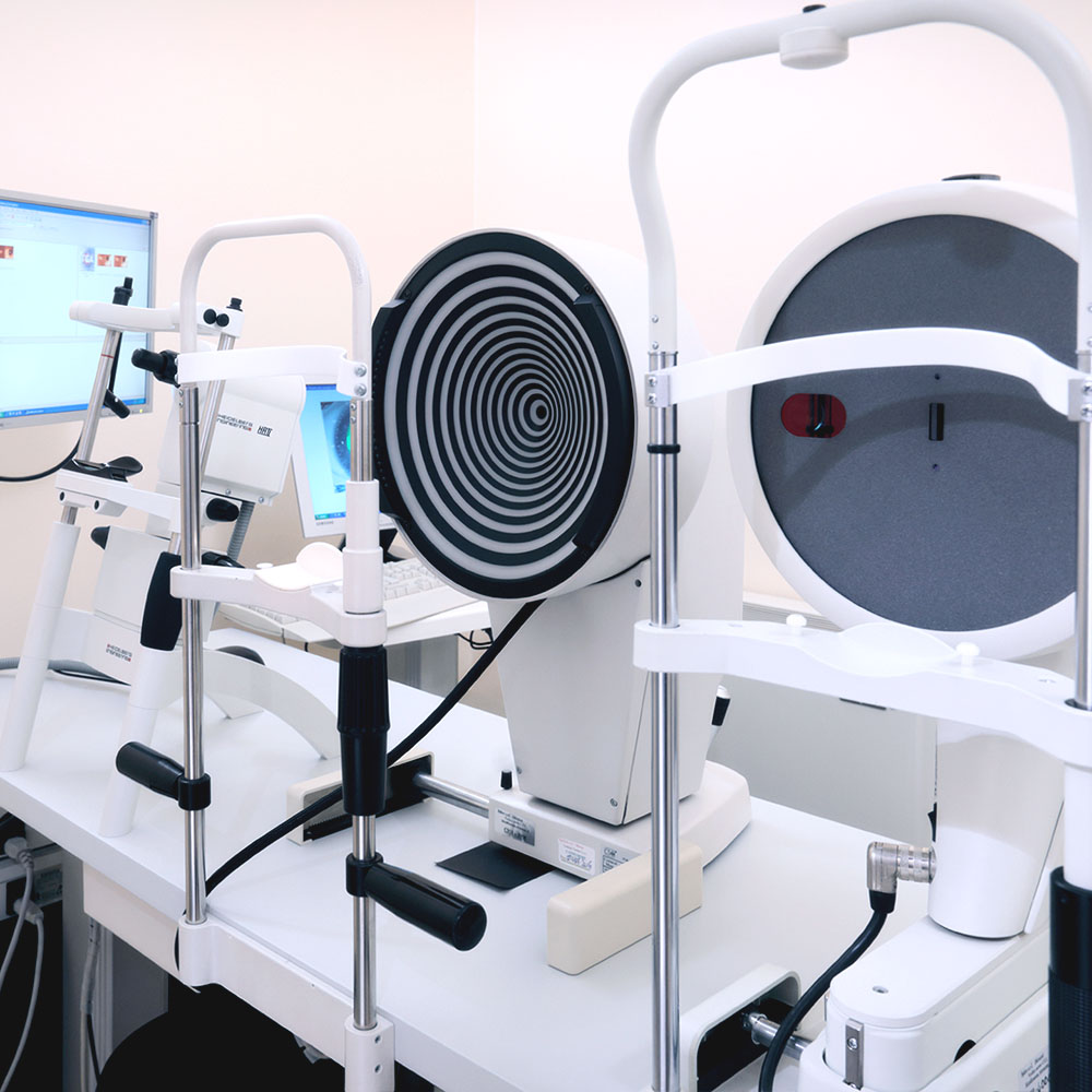Strumentazione diagnostica oculistica con topografo corneale a disco di Placido e altre apparecchiature per esami della vista