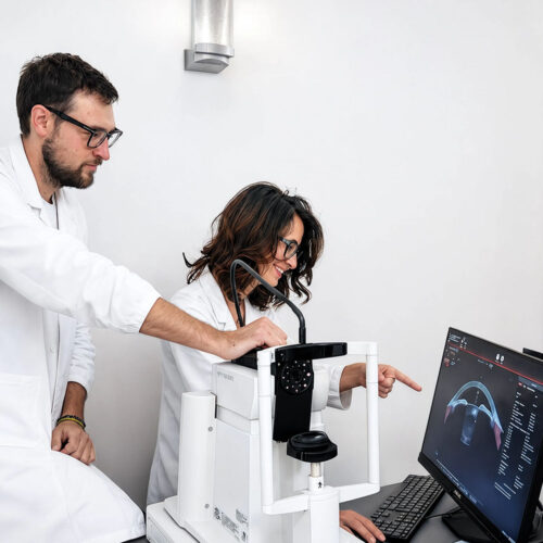Due specialisti dello Studio Oculistico Bergamo analizzano insieme la mappa corneale su schermo durante il ciclo diagnostico del paziente.
